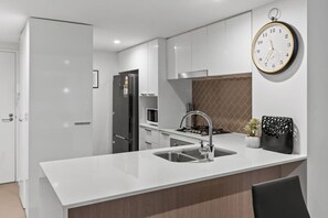 Fridge, oven, stovetop, dishwasher