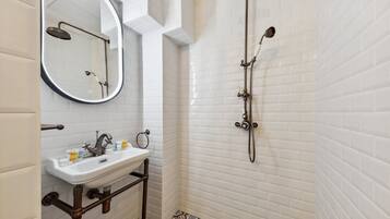 Douche, sĂšche-cheveux, serviettes fournies, savon