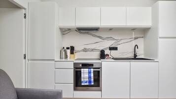 Refrigerador, microondas, horno y cafetera y tetera