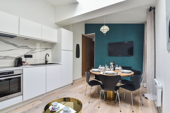 Fridge, microwave, oven, coffee/tea maker