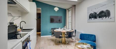 Kjøleskap, mikrobølgeovn, ovn og kaffetrakter/tekoker