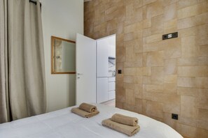 2 bedrooms, iron/ironing board, Internet, bed sheets