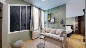 TV - TBS 242 - Exceptional triplex loft (Paris)