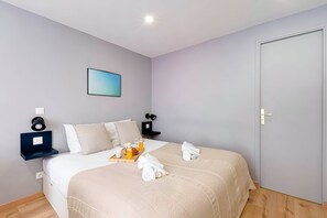 Iron/ironing board, Internet, bed sheets