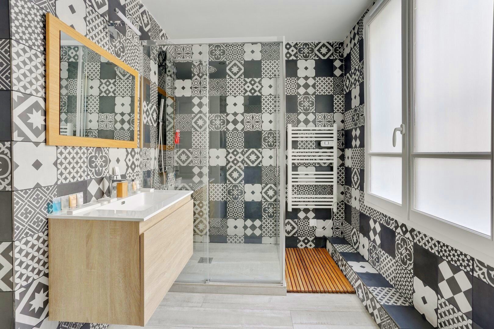Douche, sèche-cheveux, serviettes fournies, savon