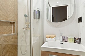 Douche, sèche-cheveux, serviettes fournies