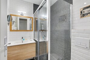 Douche, séchoir à cheveux, serviettes fournies, savon