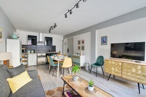 TV, books - TBS 83 - Charming apartment in the heart of Paris (Paris)