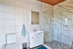 Shower, hair dryer, towels, soap - @Rosie’s on Robin
Spacious, Luxury, Comfort.  (Rustenburg)