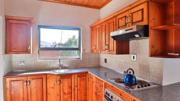 Microondas, horno, parrilla de estufa y utensilios de cocina