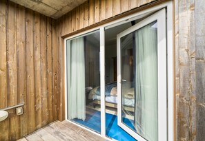 2 bedrooms, desk, iron/ironing board, WiFi