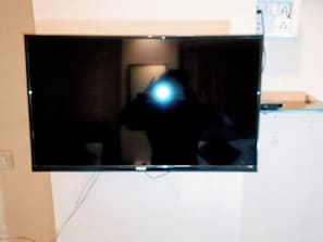 Un téléviseur à écran plat fixé au mur.