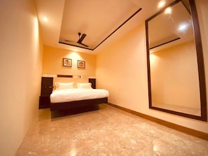 Laptop workspace, iron/ironing board, free WiFi, bed sheets - LA GRANDE SUITE & BANQUET HALL (Karaikal)