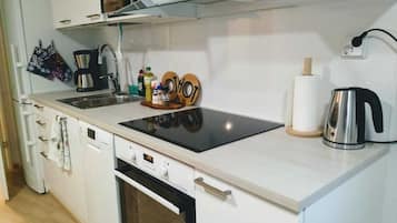 Een koelkast, een magnetron, een oven, een kookplaat