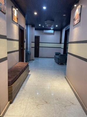 Lobby - Himalaya Inn Guest House (Varanasi)