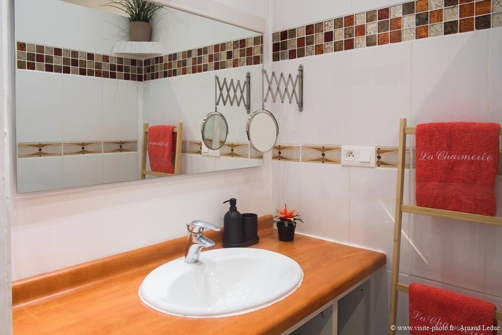 Douche, sèche-cheveux, serviettes fournies, savon