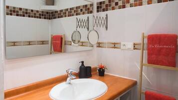 Een douche, een haardroger, handdoeken, zeep