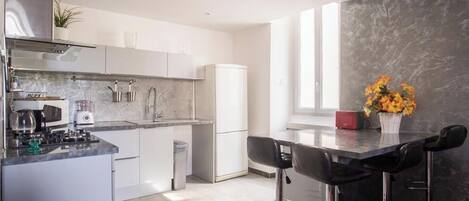Réfrigérateur, four à micro-ondes, un four, surface de cuisson