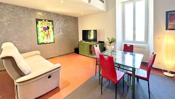 Télévision, lecteur de DVD, livres