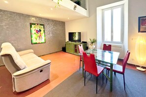 Télévision, lecteur de DVD, livres