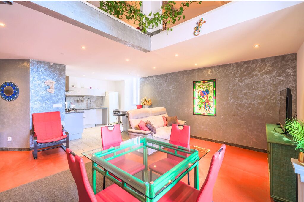 Télévision, lecteur de DVD, livres