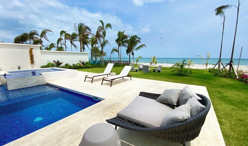 Discounted - Luxury & Style - King Beds - 5 Bedrooms on the Beach