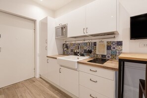 Réfrigérateur, micro-ondes, plaque de cuisson, grille-pain