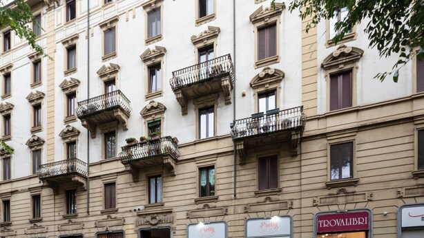 A multi-story building with balconies, storefronts, and a visible entrance. - GuestHost - Lovely and cosy apartment near Porta Romana (Milano)