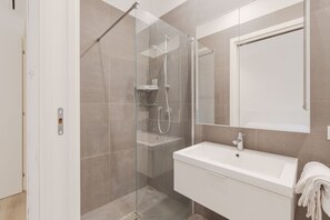Shower, hair dryer, bidet, towels