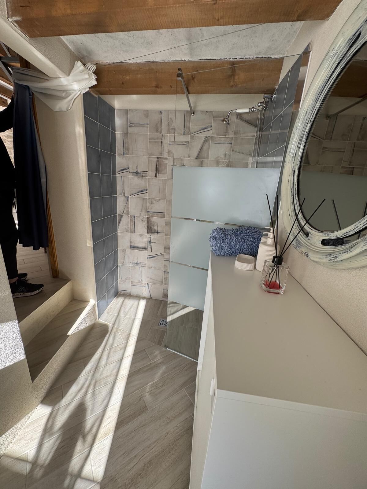 Douche, sèche-cheveux, bidet, serviettes fournies