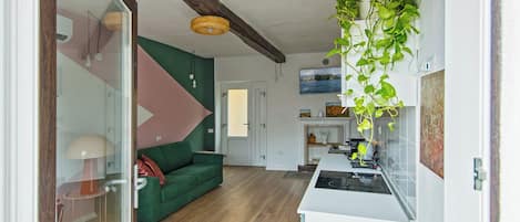 Una cocina moderna con encimera blanca y una planta colgante.