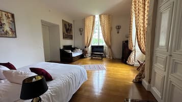 9 chambres, fer et planche à repasser, Wi-Fi, draps fournis