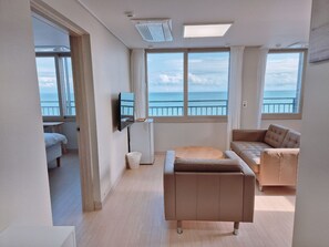 Familiesuite, havutsikt | Skrivebord og wi-fi (inkludert)