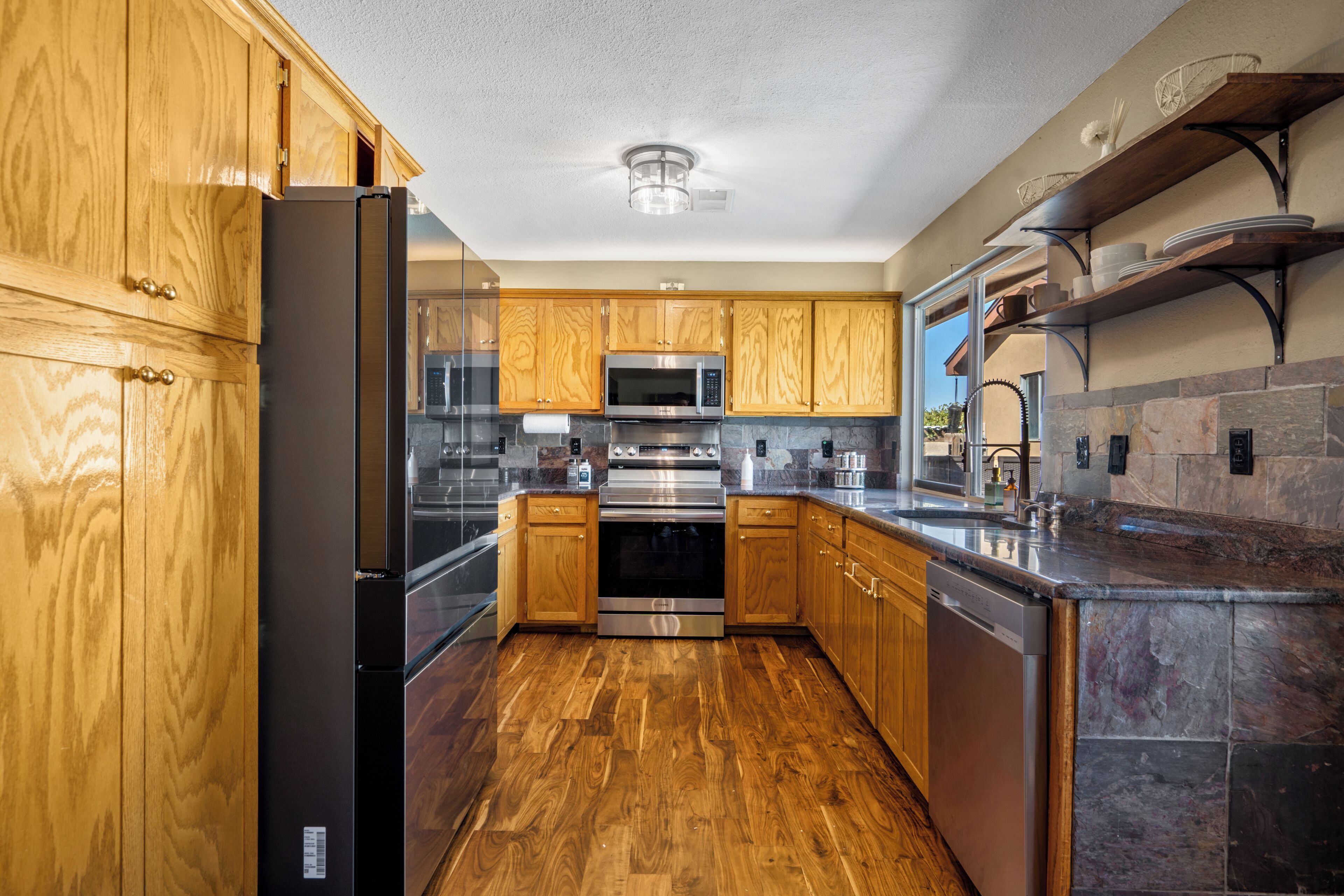 雪櫃、微波爐、焗爐、爐具