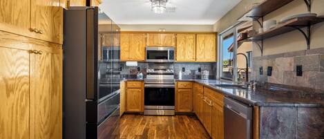 冷蔵庫、電子レンジ、オーブン、コンロ