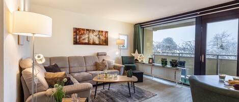 Fernseher, DVD-Player, Tischtennisplatte, Stereoanlage