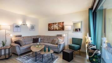 Tv, dvd-afspiller, bordtennisbord, stereoanlæg