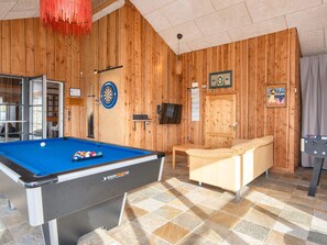 A billiards room with a pool table, a dartboard, a television, and a foosball table. - 4 Star Holiday Home in Tarm (Tarm)