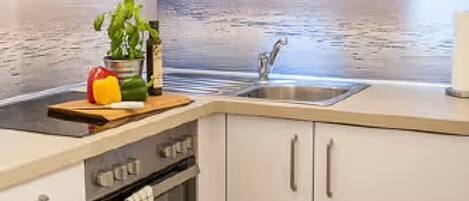 Een koelkast, een oven, een kookplaat, een koffiezetapparaat/waterkoker