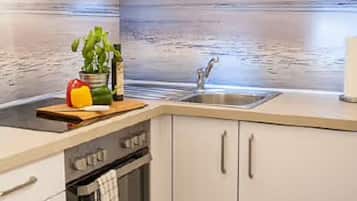 Coffee/tea maker, fridge, oven, stovetop