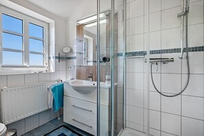 Shower, hair dryer, towels