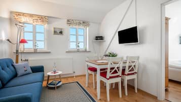 Tv, dvd-afspiller, bordtennisbord, stereoanlæg