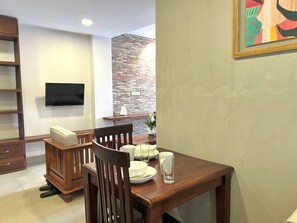 Căn hộ Deluxe, quang cảnh thành phố | Khu phòng khách | TV 25-inch có truyền hình cáp 