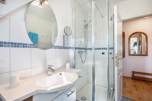 Shower, hair dryer, towels