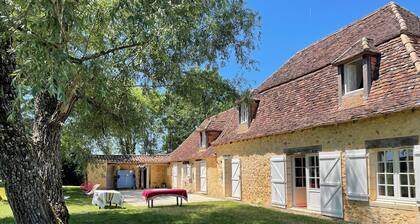 Ravissante ferme périgourdine avec vue imprenable sur la vallée et jardin