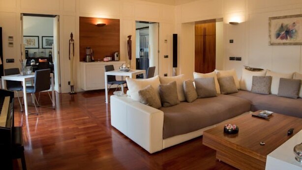Una sala de estar moderna con un sofá, una mesa de centro y un comedor.
