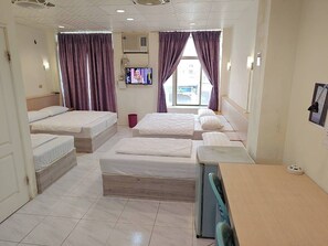 ห้องเบสิกสตูดิโอสวีท | บริเวณนั่งเล่น | ทีวี 32 นิ้ว พร้อมช่องเคเบิล