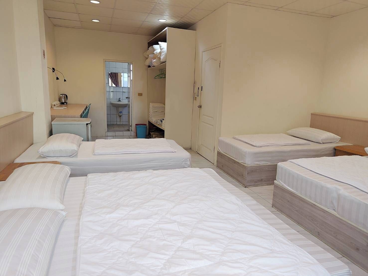 Studiosuite – basic | Bad | Dusj, hårføner, håndklær og toalettpapir