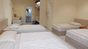 Studio Suite Basic | Kamar mandi | Shower, pengering rambut, handuk, dan tisu toilet