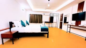 Deluxe-Doppelzimmer, Balkon, Bergblick | Hochwertige Bettwaren, Schreibtisch, laptopgeeigneter Arbeitsplatz